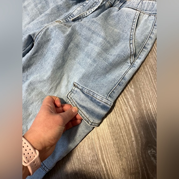 Almost Famous Mom Jogger Jeans - Picture 4 of 8